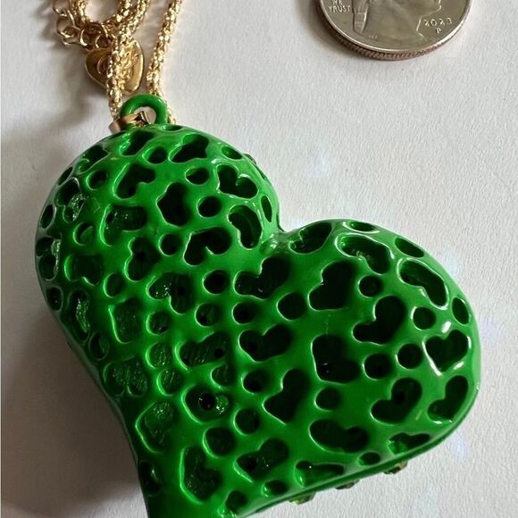 💚 Betsey Johnson stunning green heart necklace 💚 - Picture 4 of 4